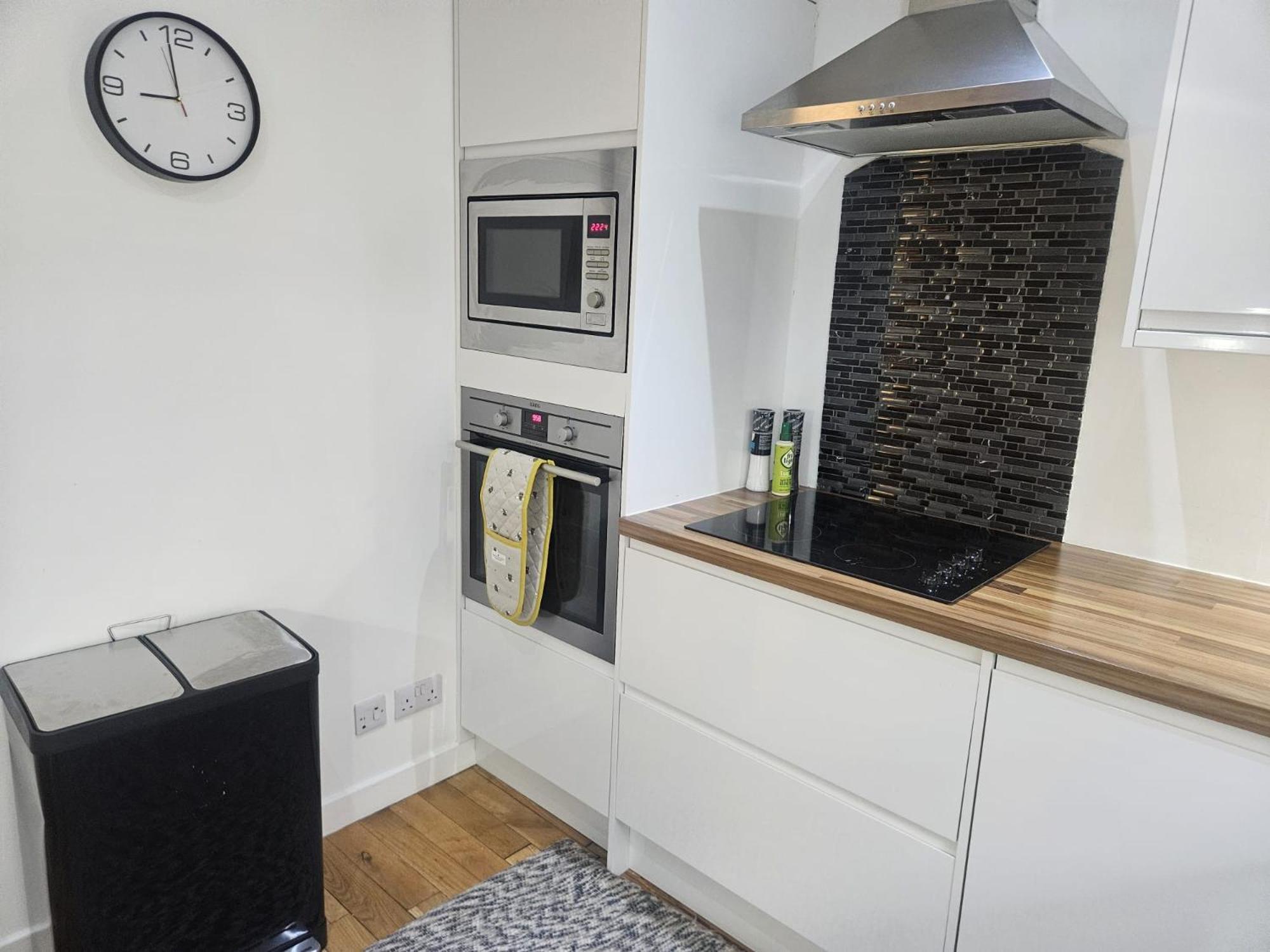 Langley Apartment City Centre Secure Parking 2 Min Walk, Public Transport 1 Min Walk, Great Location Quiet Side Street 2 Bedroom, 2 Bathroom Inverness Exterior photo